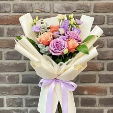 Букет цветов из:  Лизиантусы и Розы в Вахонино