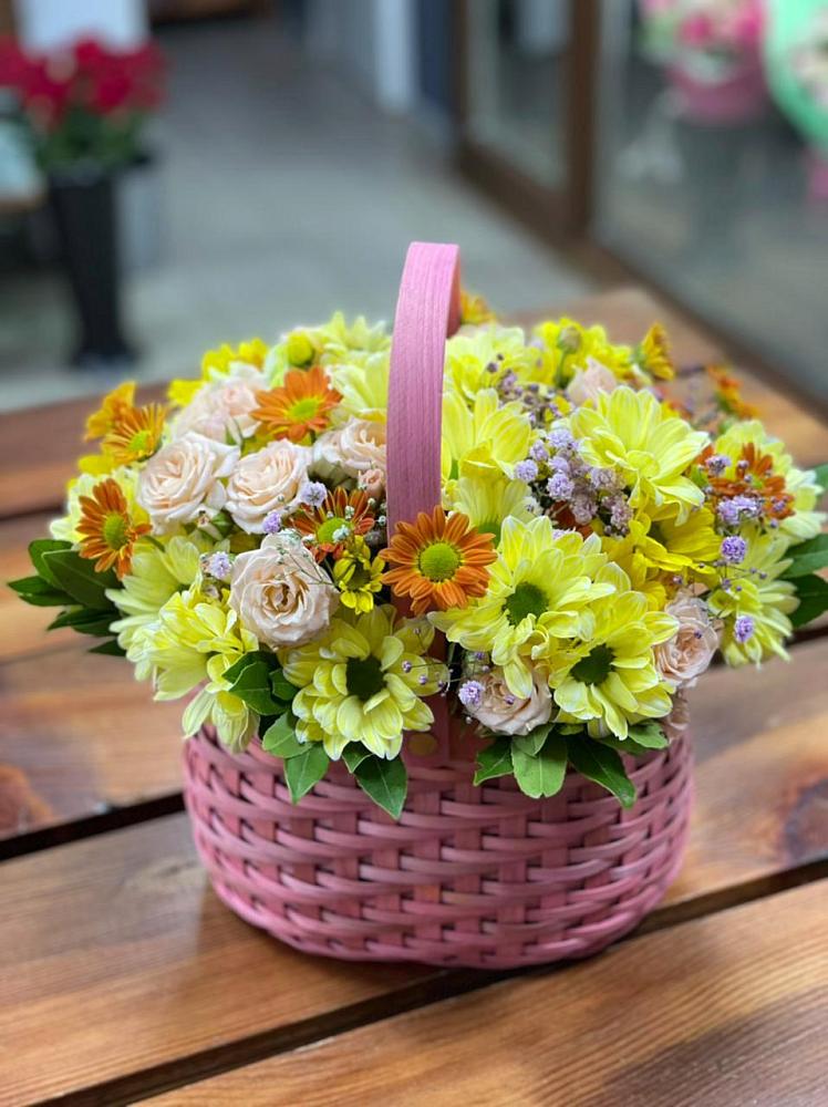 Цветочная композиция из Хризантемы и Розы в корзине в Вахонино