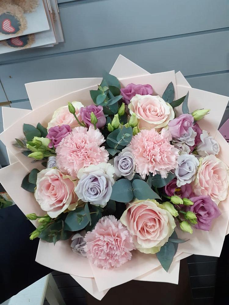 Букет цветов из: Розы, Гвоздики и Лизиантусы в Вахонино